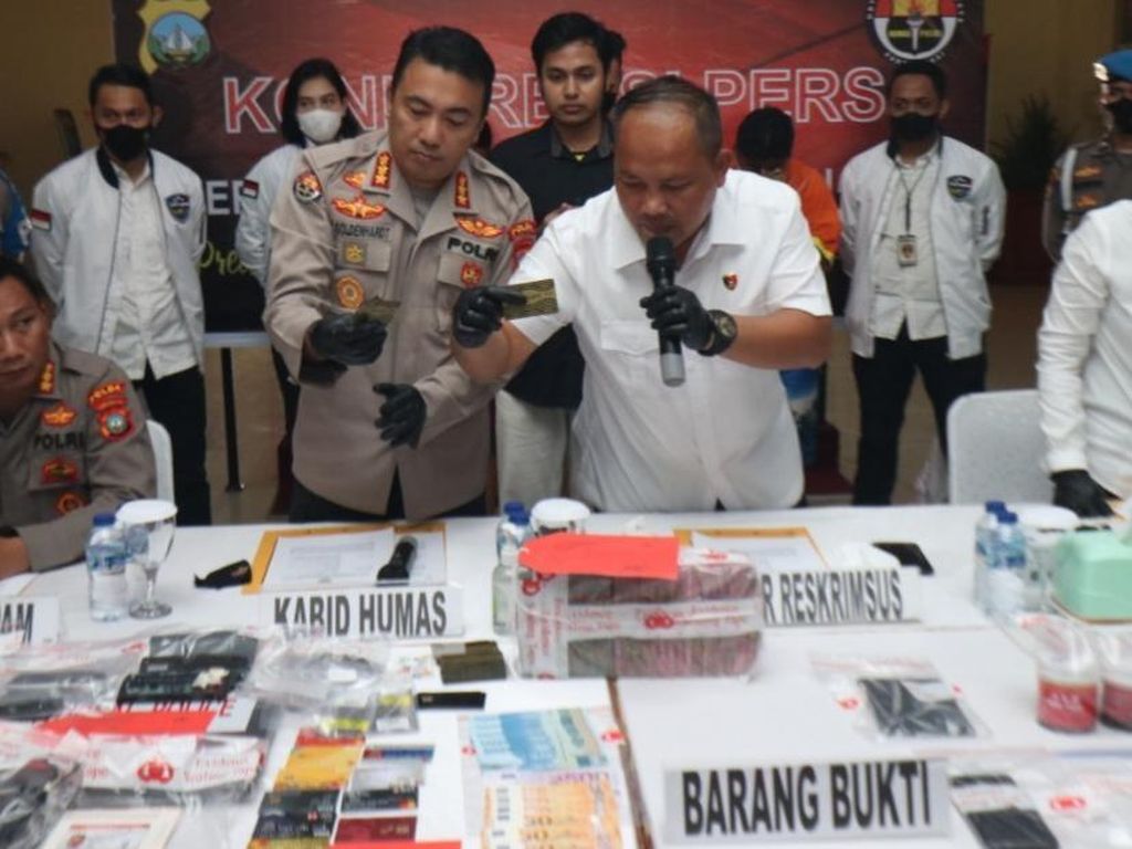 Polisi Bekuk Warga Bulgaria Dalang Skimming ATM di Batam Polisi Bekuk Warga Bulgaria Dalang Skimming ATM di Batam