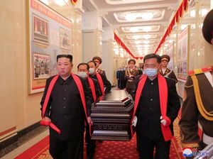 Potret Kim Jong Un Ikut Bawa Peti Mati Jenderal Korut