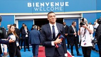 Di sisi lain, Real Madrid sesungguhnya telah mengajukan tawaran yang fantastis kepada Mbappe, dengan total investasi yang mencapai 350 juta euro (sekitar Rp 5,46 miliar). Los Blancos sempat percaya diri akan mendaratkan pesepakbola berusia 23 tahun itu sebelum dipaksa gigit jari. Julien Hekimian/PSG via Getty Images