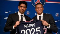 Superstar sepakbola Prancis tersebut mengakhiri saga masa depannya. Pada Minggu (21/3/2022) dinihari WIB, Mbappe resmi meneken kontrak baru dengan PSG yang akan mengikatnya sampai 2025. Franck Fife/AFP via Getty Images
