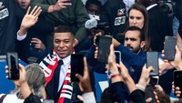 Pada akhir pekan lalu, Kylian Mbappe disebut-sebut menghubungi Presiden Madrid Florentino Perez secara pribadi untuk memberitahukan bahwa dia memilih bertahan di PSG. Meski begitu, Mbappe tak menutup kans hengkang di masa depan. Franck Fife/AFP via Getty Images