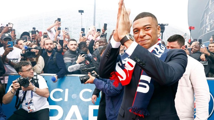 PARIS, FRANCE - MAY 23:  Kilian Mbappe greets fans after signing a new contract at Paris Saint-Germainat Parc des Princes on May 23, 2022 in Paris, France. (Photo by Julien Hekimian - PSG/PSG via Getty Images)