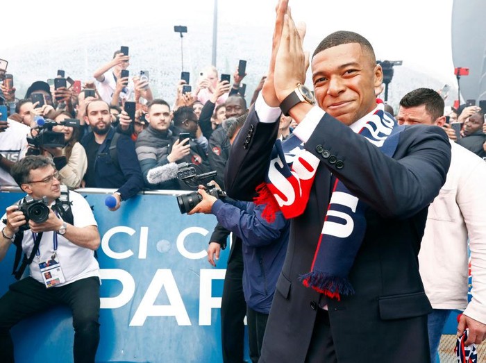 PARIS, FRANCE - MAY 23:  Kilian Mbappe greets fans after signing a new contract at Paris Saint-Germainat Parc des Princes on May 23, 2022 in Paris, France. (Photo by Julien Hekimian - PSG/PSG via Getty Images)