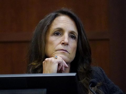 Produser Kathryn Arnold Producer Kathryn Arnold testifies in the courtroom at the Fairfax County Circuit Courthouse in Fairfax, Virginia, on May 23, 2022. - US actor Johnny Depp sued his ex-wife Amber Heard for libel in Fairfax County Circuit Court after she wrote an op-ed piece in The Washington Post in 2018 referring to herself as a