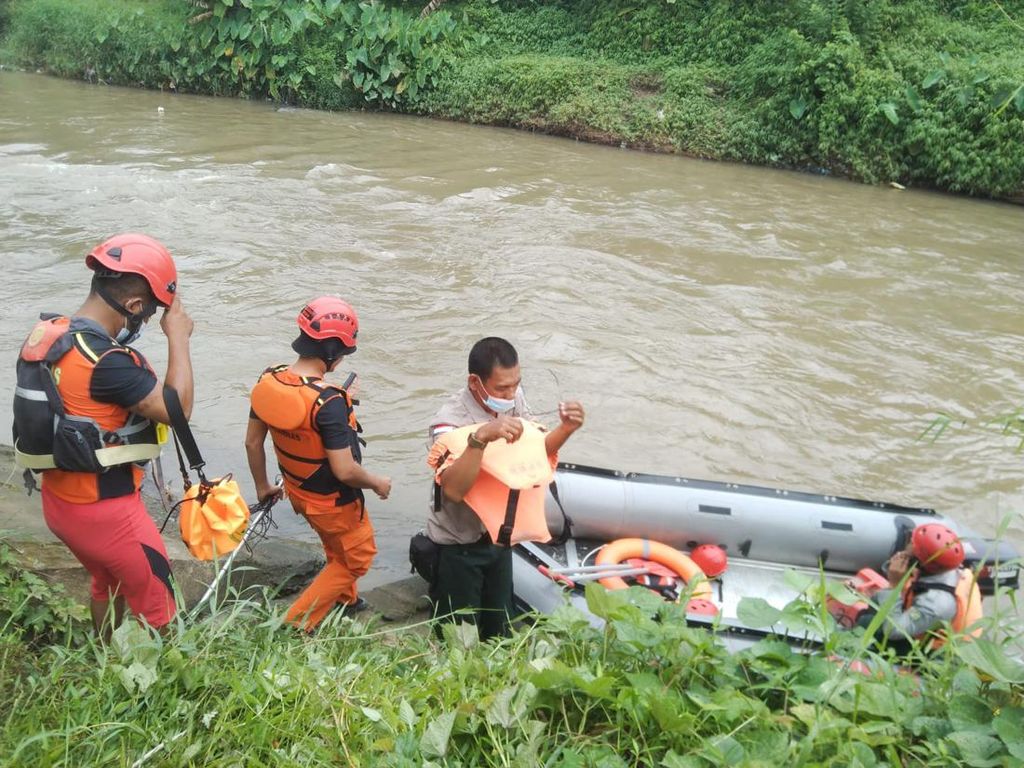 Pria Lansia Hanyut di Sungai Denai Usai Tergelincir Saat Kencing Pria Lansia Hanyut di Sungai Denai Usai Tergelincir Saat Kencing