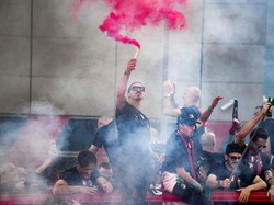 Mantan pemain Juventus dan Inter tersebut berpotensi akan pensiun seiring dengan masa kontraknya yang akan habis pada Juni mendatang. Namun, Ibra bukan berpidato untuk membahas masa depannya. Berbicara dengan Bahasa Italia yang fasih, pesepakbola berusia 40 tahun itu mengungkapkan perasaan bangganya kepada skuad AC Milan. Piero Cruciatti/AFP via Getty Images