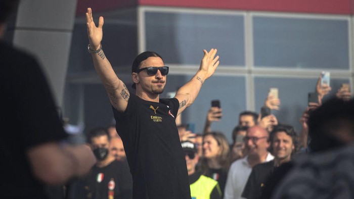Zlatan Ibrahimovic of AC Milan celebrates at the clubs headquarters Casa Milan in Milan, on May 23, 2022 one day after AC Milan won the 2022 Italian Serie A 