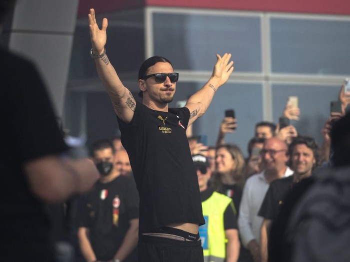 Zlatan Ibrahimovic of AC Milan celebrates at the club's headquarters Casa Milan in Milan, on May 23, 2022 one day after AC Milan won the 2022 Italian Serie A 