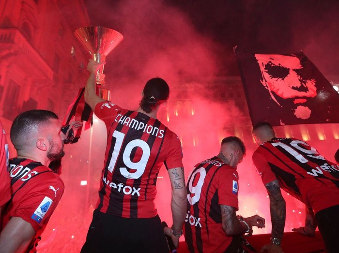 MILAN, ITALY - MAY 23: Zlatan Ibrahimovic of AC Milan celebrates during the Serie A Victory Parade on May 23, 2022 in Milan, Italy. (Photo by AC Milan/AC Milan via Getty Images)