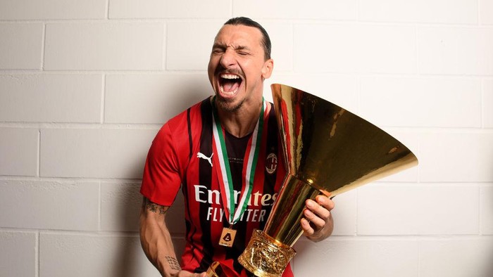 MILAN, ITALY - MAY 23: Zlatan Ibrahimovic of AC Milan celebrates during the Serie A Victory Parade on May 23, 2022 in Milan, Italy. (Photo by AC Milan/AC Milan via Getty Images)
