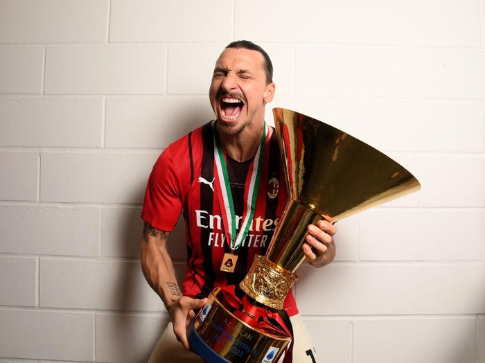 MILAN, ITALY - MAY 23: Zlatan Ibrahimovic of AC Milan celebrates during the Serie A Victory Parade on May 23, 2022 in Milan, Italy. (Photo by AC Milan/AC Milan via Getty Images)
