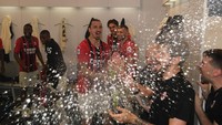 Zlatan Ibrahimovic menjadi sosok yang bahagia betul. Sebab, ia bisa mengulang sukses di AC Milan, ketika juga menjadi bagian tim meraih scudetto 11 tahun lalu. AC Milan via Getty Images
