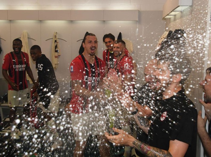 MILAN, ITALY - MAY 23: Zlatan Ibrahimovic of AC Milan celebrates during the Serie A Victory Parade on May 23, 2022 in Milan, Italy. (Photo by AC Milan/AC Milan via Getty Images)