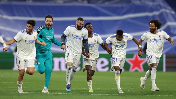 MADRID, SPAIN - MAY 04: Davide Ancelotti ( second left ) Assistant coach of Real Madrid and son of Head coach Carlo Ancelotti celebrates with players Marco Asensio, Karim Benzema, Vinicius Junior, Rodrygo and Marcelo following the 6-5 aggregate victory in the UEFA Champions League Semi Final Leg Two match between Real Madrid and Manchester City at Estadio Santiago Bernabeu on May 04, 2022 in Madrid, Spain. (Photo by Jonathan Moscrop/Getty Images)