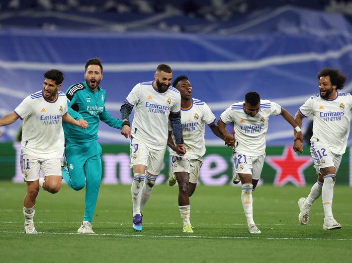 MADRID, SPAIN - MAY 04: Davide Ancelotti ( second left ) Assistant coach of Real Madrid and son of Head coach Carlo Ancelotti celebrates with players Marco Asensio, Karim Benzema, Vinicius Junior, Rodrygo and Marcelo following the 6-5 aggregate victory in the UEFA Champions League Semi Final Leg Two match between Real Madrid and Manchester City at Estadio Santiago Bernabeu on May 04, 2022 in Madrid, Spain. (Photo by Jonathan Moscrop/Getty Images)