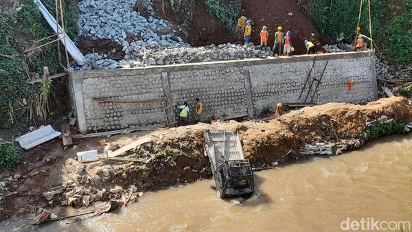Potret Pikap Terjun ke Jurang hingga Nyebur Sungai di Bogor