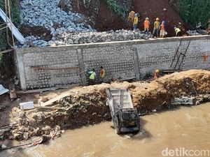 Potret Pikap Terjun ke Jurang hingga Nyebur Sungai di Bogor