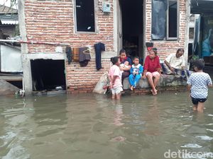 Warga Terdampak Banjir Rob Semarang Keluhkan Gatal-gatal hingga Mual