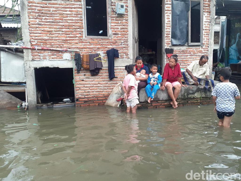 Warga Terdampak Banjir Rob Semarang Keluhkan Gatal-gatal hingga Mual