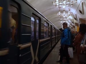 Senangnya Warga Kharkiv Naik Kereta Lagi Usai 3 Bulan Perang Senangnya Warga Kharkiv Naik Kereta Lagi Usai 3 Bulan Perang