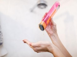 Suka Encerin Shampo pakai Air Biar Hemat? Catat Nih Pesan Dokter