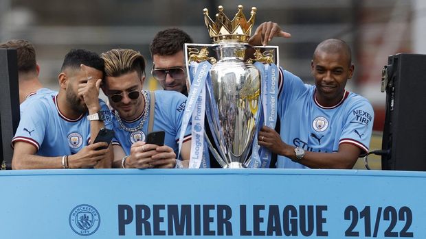 Soccer Football - Manchester City celebrate winning the Premier League - Manchester, Britain - May 23, 2022 Manchester City's Fernandinho, Jack Grealish and Riyad Mahrez celebrate with the Premier League trophy during the victory parade Action Images via Reuters/Jason Cairnduff