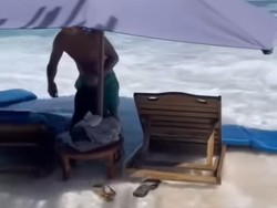 Gelombang Pasang Seret Sunbed di Pantai Melasti