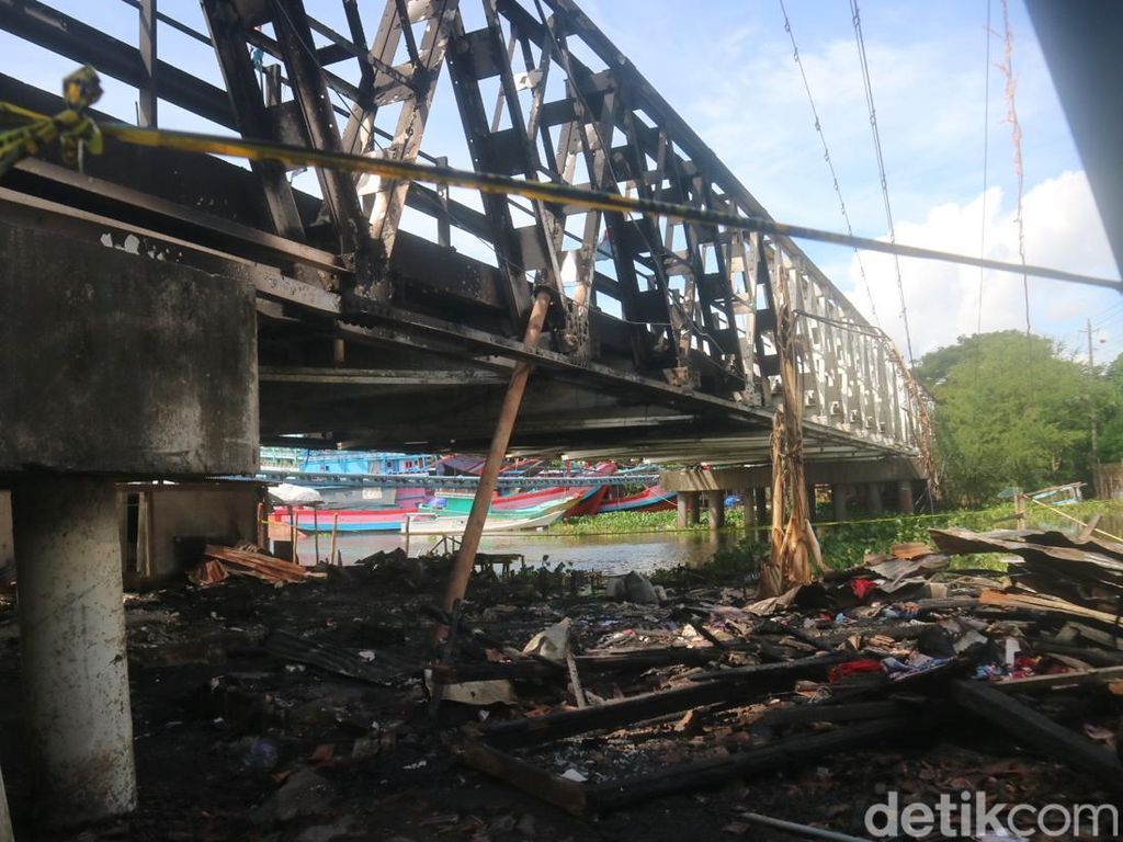 Kebakaran Hunian Liar Berdampak Jembatan Juwana Rusak Parah