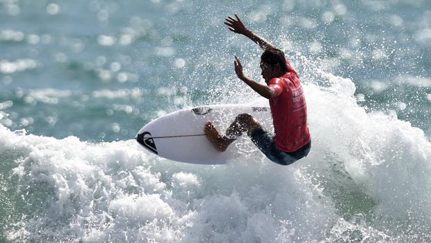 Rio Waida of Indonesia rides a wave during the men's final pro junior surfing competition at Kuta beach on Indonesia's resort island of Bali on March 9, 2022. (Photo by SONNY TUMBELAKA / AFP)