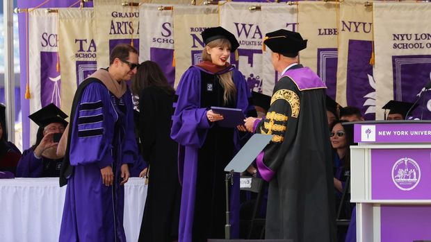 NEW YORK, NEW YORK - MAY 18: Taylor Swift is awarded an honorary Doctorate of Fine Arts degree at the New York University 2022 Commencement at Yankee Stadium on May 18, 2022 in New York City. (Photo by Dia Dipasupil/Getty Images)