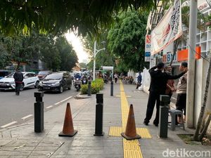 Sekuriti Pasang Traffic Cone agar Trotoar Metropole Aman dari Pemotor