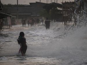 Pentas Musik Sedekah Laut di Suradadi Tegal Diterjang Rob, Begini Ceritanya Pentas Musik Sedekah Laut di Suradadi Tegal Diterjang Rob, Begini Ceritanya