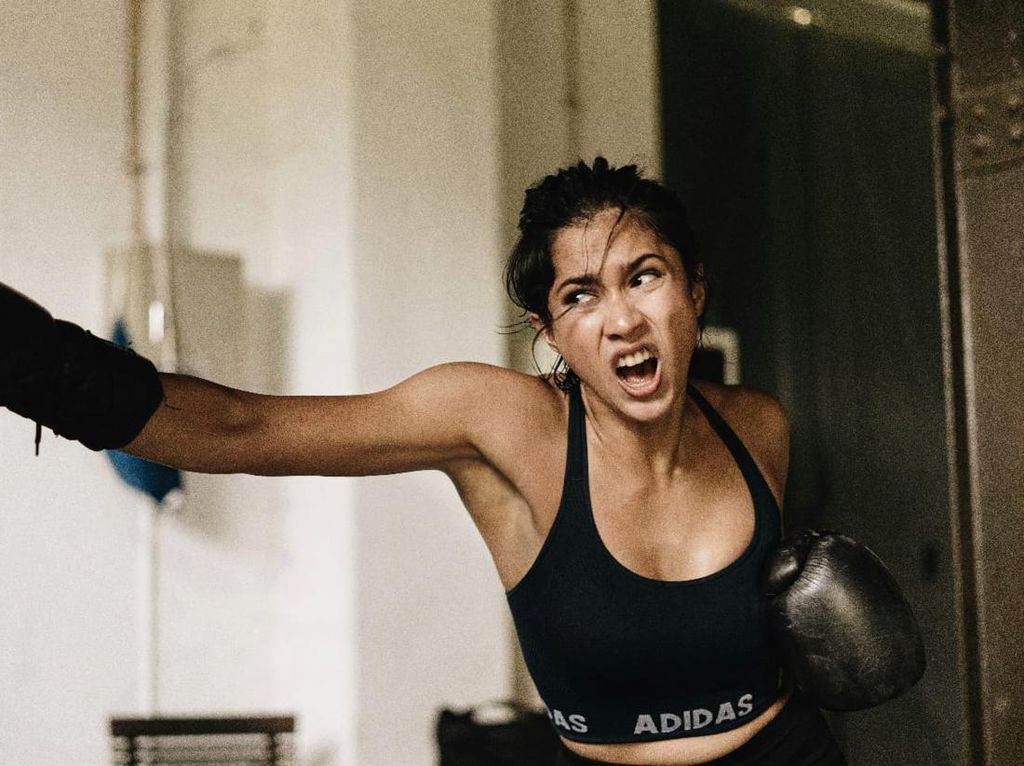 Aksi Aghniny Haque Latihan Tinju, Beda Banget dari Ayu KKN di Desa Penari Aksi Aghniny Haque Latihan Tinju, Beda Banget dari Ayu KKN di Desa Penari