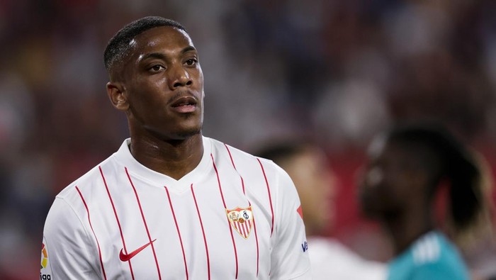 SEVILLA, SPAIN - APRIL 17: Anthony Martial of Sevilla FC during the La Liga Santander  match between Sevilla v Real Madrid at the Estadio Ramon Sanchez Pizjuan on April 17, 2022 in Sevilla Spain (Photo by David S. Bustamante/Soccrates/Getty Images)