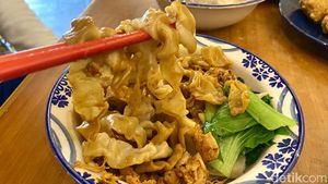 Raos! Ini Yamin Ayam Rica Manis Pedas Paling Hits di Cihapit-Bandung
