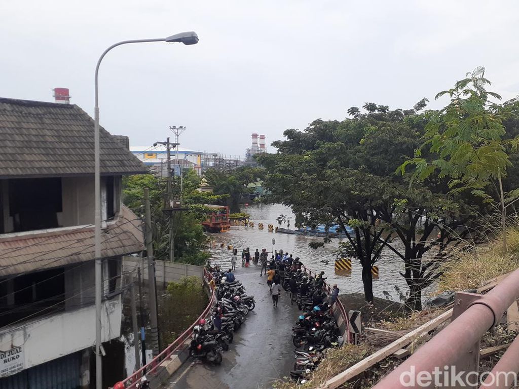 Banjir Rob Masih Genangi Pelabuhan Tanjung Emas Semarang Banjir Rob Masih Genangi Pelabuhan Tanjung Emas Semarang