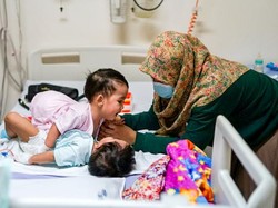 Tangis Bahagia Evi Sambut Kesuksesan Operasi Bayi Kembar Siamnya