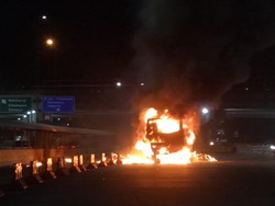 Bus Terbakar di Ruas Tol Cipularang!