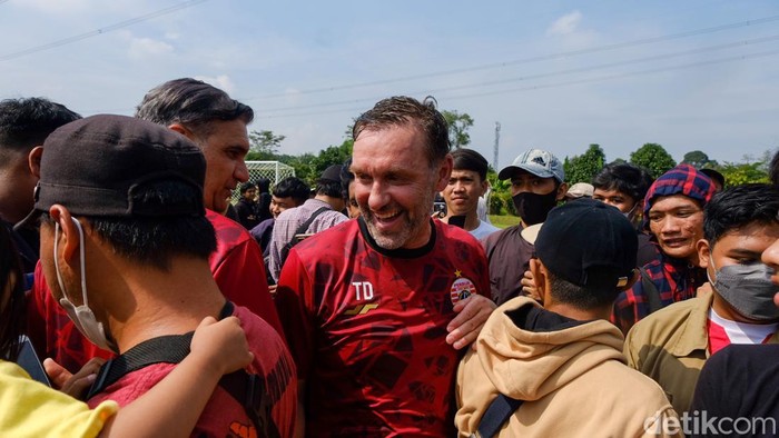 The Jakmania ikut menyaksikan latihan Persija Jakarta yang dipimpin pelatih anyar Thomas Doll. Usai latihan, The Jakmania mengantre untuk selfie bareng Doll.