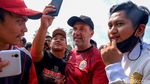 Cekrek! Thomas Doll Jadi Sasaran Selfie The Jakmania