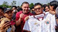 Pelatih berkebangsaan Jerman itu juga menandatangani jersey Persija Jakarta milik salah seorang The Jakmania.
