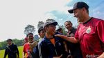 Cekrek! Thomas Doll Jadi Sasaran Selfie The Jakmania