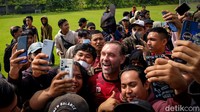 The Jakmania, pendukung Persija Jakarta, tampak antusias berfoto bersama Thomas Doll.