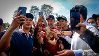 Cekrek! Thomas Doll Jadi Sasaran Selfie The Jakmania