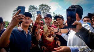 Cekrek! Thomas Doll Jadi Sasaran Selfie The Jakmania