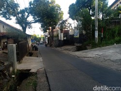 Cerita Crazy Rich Grobogan Meurih Perbaiki Jalan Cilengkrang