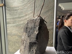 Menarik! Puing Jembatan Hancur Imbas Perang Rusia Mejeng di WEF