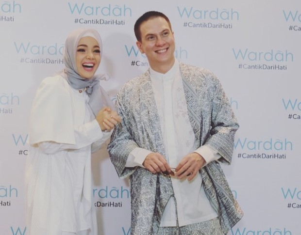 Dewi Sandra dan Betrand Antolin/Foto: Instagram.com/dewisandra potret persahabatan artis yang selalu kompak hingga bertahun-tahun