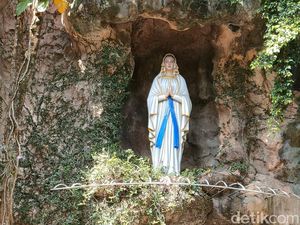 Damainya Berdoa di Gua Maria Puhsarang yang Menyatu dengan Alam Damainya Berdoa di Gua Maria Puhsarang yang Menyatu dengan Alam