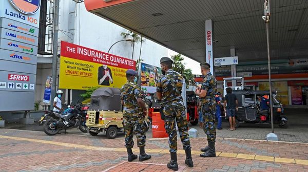Terkini dari Krisis Ekonomi Sri Lanka, SPBU Dijaga Tentara-BBM Langka